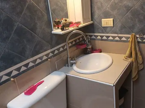 Casa 8 ambientes con 2 baños