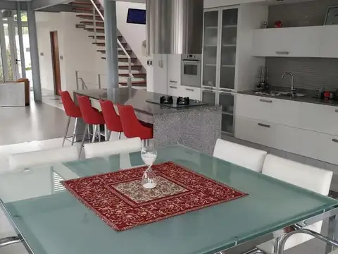 Casa 4 ambientes con 4 baños