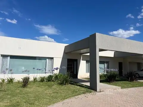 Casa en Alquiler 1 año