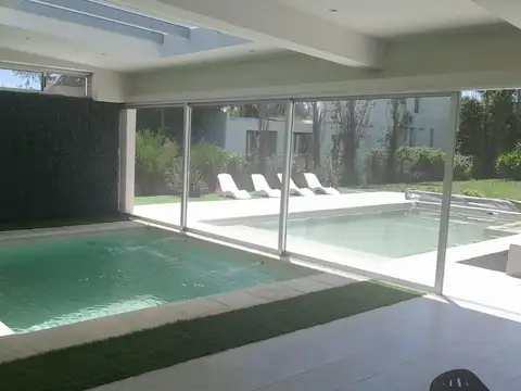 Casa en Alquiler en Puerto Roldan, USD 3.000