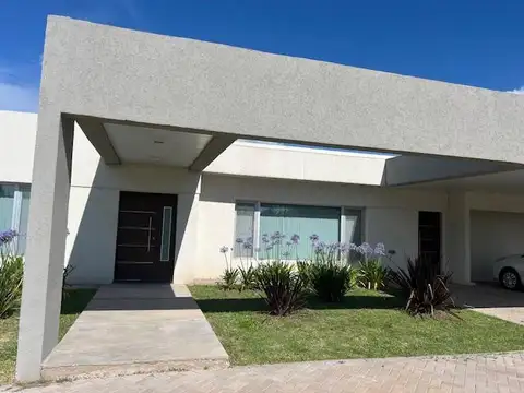 Casa en Alquiler al Oeste