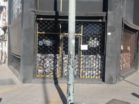 LOCAL EN  ESQUINA DE 55 MTS 2 APROX  CON 3 VIDRIERAS  Y  ENTREPISO  DE 25 MTS2 -