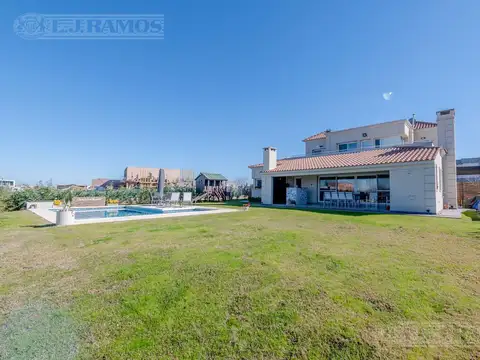 Casa en Venta con 2 cocheras