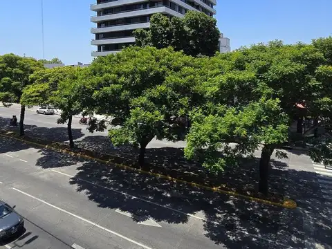 UNICO DEPARTAMENTO DE 3 AMBIENTES PISO ALTO CON BALCON Y COCHERA VISTA AL RIO EN VENTA. LA LUCILA