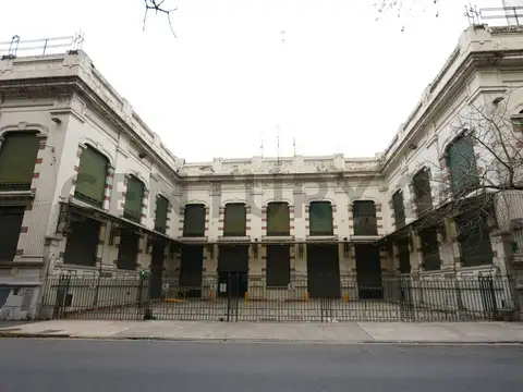 Imponente nave administrativa en alquiler – Depósito, oficinas y cocheras – Apto todo destino