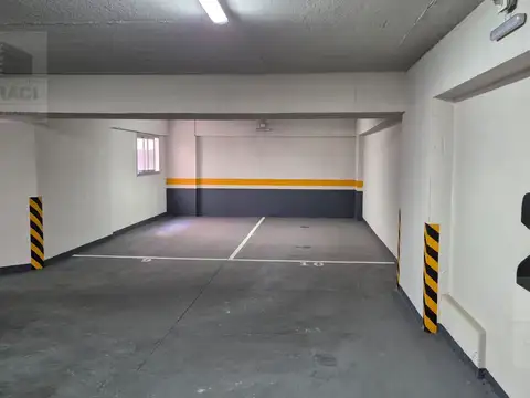 Excelente Cochera Fija Cubierta en esquina de JM Moreno y JB Alberdi - Caballito