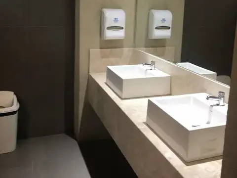 Oficina en Alquiler con 4 cocheras