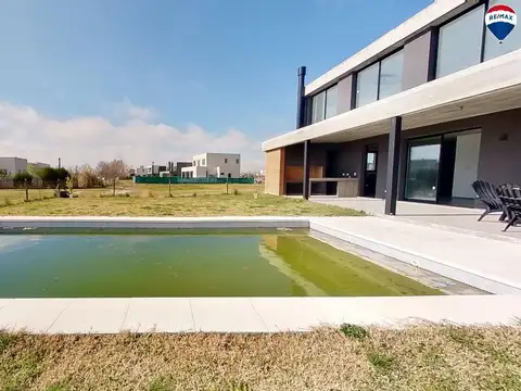 Casa 5 ambientes con 3 baños