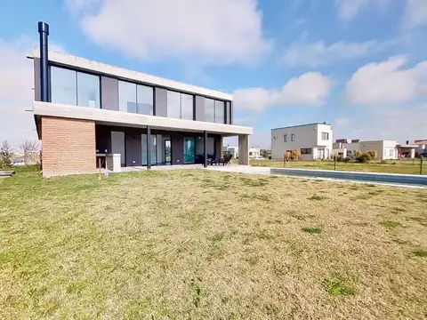 Casa en Venta con 2 cocheras