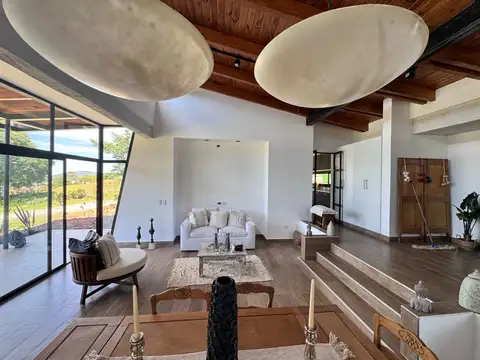 Casa 6 ambientes con 2 baños