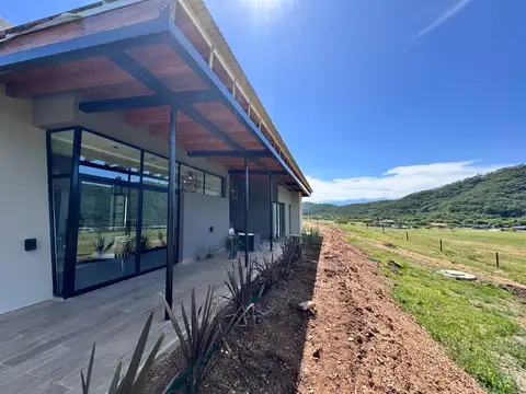 Casa en Venta a estrenar 3 dormitorios con jardin y galeria, Valle escondido, Salta-Capital