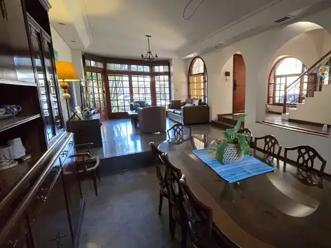 VENTA CASA 5 AMB PILETA BARRIO PARQUE BERNAL