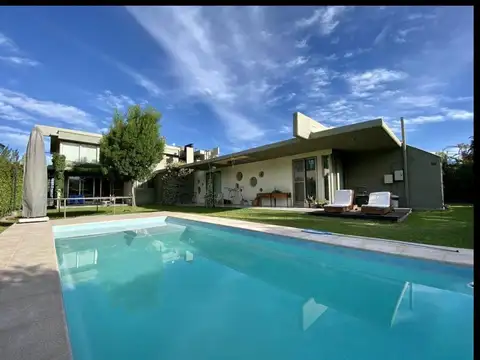 Casa en Venta con 2 cocheras