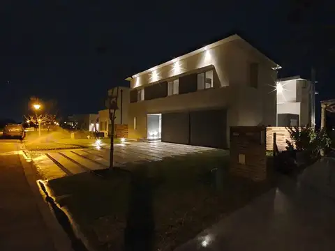 Casa en Alquiler Temporal con 4 cocheras