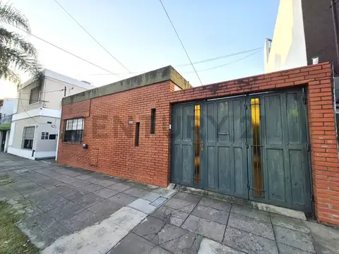 VENTA CASA CUATRO AMBIENTES SOBRE LOTE PROPIO EN CASTELAR