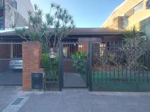 Casa tipo chalet en venta 4 ambientes, cochera, quincho, jardín, pileta en Virreyes