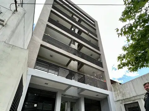 Excelente semipiso con balcón al frente - Actualmente Alquilado.