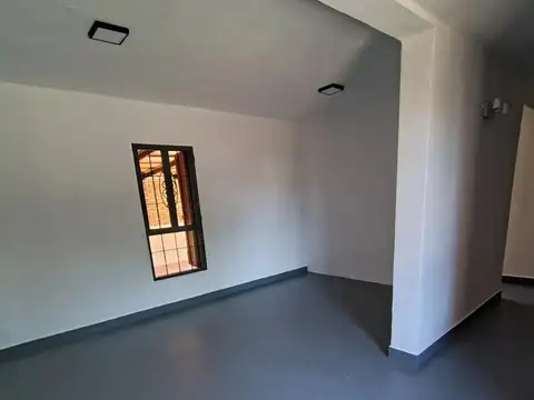 Venta de  Casa Duplex  en Villa Cabrera con  4 dormitorios y escritura
