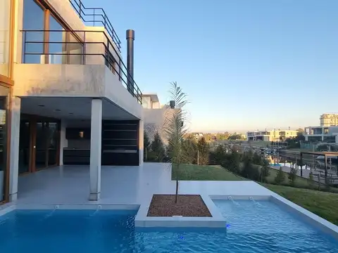 Casa 7 ambientes con 5 baños