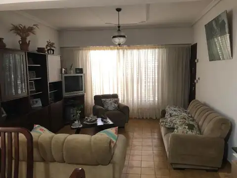 CASA EN VENTA EN LUIS GUILLON - 6 AMBIENTES