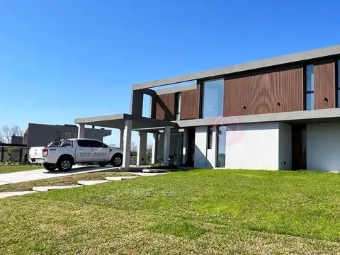 Casa en Venta con 2 cocheras