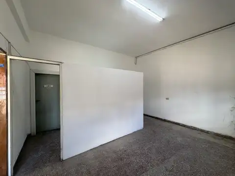 Se ALQUILA Local de 150 m² en Esquina sobre Av. San Martín