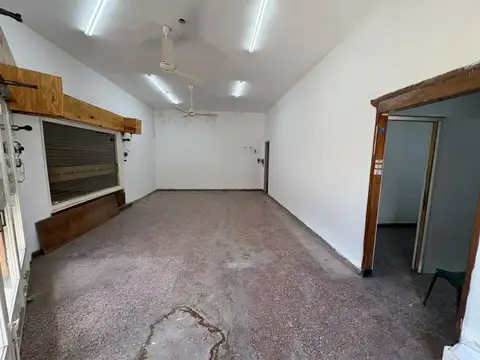 Se ALQUILA Local de 150 m² en Esquina sobre Av. San Martín