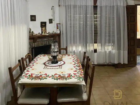 Casa 6 ambientes con 2 baños