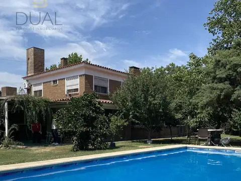 VENTA CASA 4 DORMITORIOS CON AMPLIO PARQUE Y PILETA EN FUNES