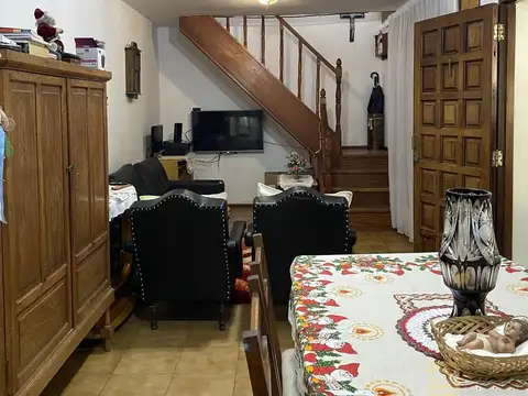 VENTA CASA 4 DORMITORIOS CON AMPLIO PARQUE Y PILETA EN FUNES