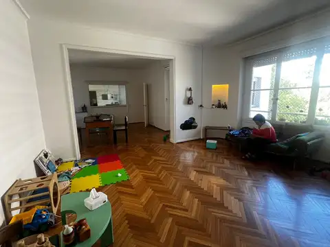 Hermoso semipiso 4 amb. con doble dependencia al frente con balcón.