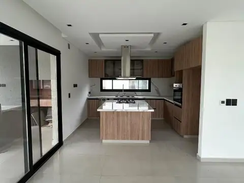 Casa en Venta con 6 cocheras