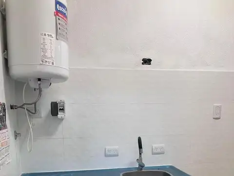 LOCAL CON VIDRIERA BAÑO COCINA Y ESPACIO AEREO PROPIO