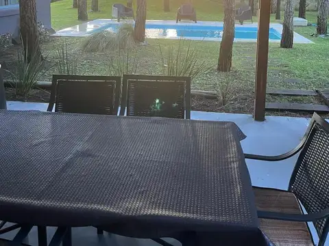 CASA EN COSTA ESMERALDA SENDEROS 4 CON PISCINA