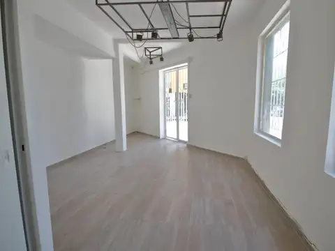 R. Falcón y White: se alquila impecable local en ochava