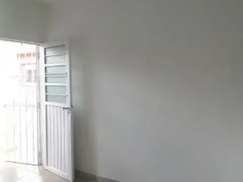 CASA  DE 1 DORMITORIO CON GARAJE PARA 2 AUTOS