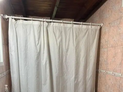 Excelente casa en barrio De Vicenzo chico, sobre lote muy amplio