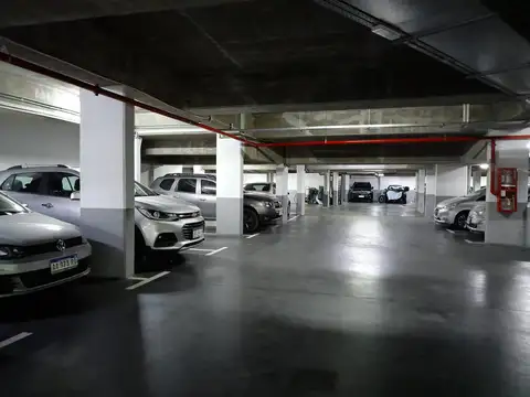 VENTA COCHERA AMPLIA CON ESCRITURA PROPIA EN EDIFICIO MOHO BARRIO PARQUE HOLMBERG/DONADO