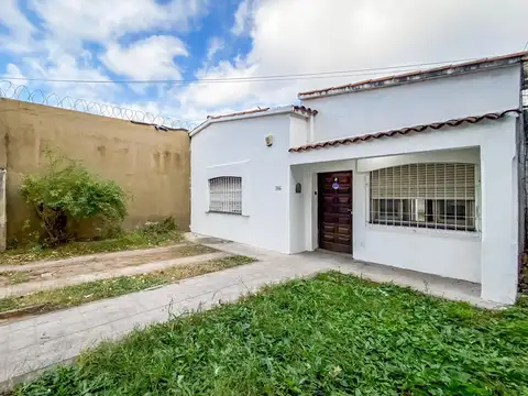 VENTA - Casa - 2 Dormitorios - Patio y Cochera - Belgrano, Rosario.