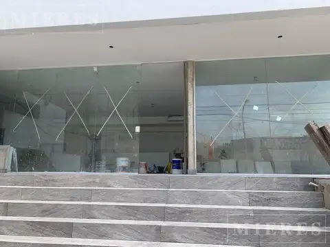 Excelente local en venta sobre Av. Cazón en Tigre Centro. (VENTA CON RENTA)