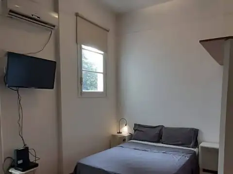 MONOAMBIENTE CON COCINA SEPARADA, BALCÓN, EN UN SEGUNDO PISO POR ESCALERA EN SAN TELMO MUY LUMINOSO