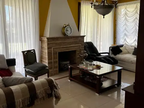 Casa en Alquiler con 3 cocheras