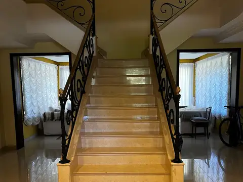 Casa 10 ambientes con 6 baños