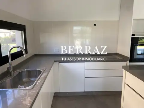 Casa en Venta con 6 cocheras