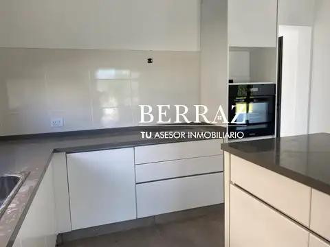 Casa 6 ambientes con 4 baños