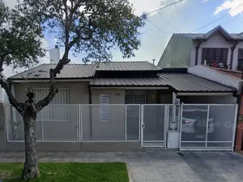 RESERVADO  IMPECABLE CASA 1 PLANTA, 2/3 DORM, GALERIA Y JARDIN, COCHERA