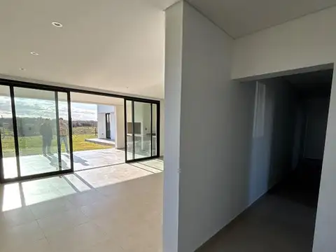 Casa 4 ambientes con 3 baños