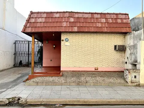 casa céntrica a la venta en lujan calle italia 1150