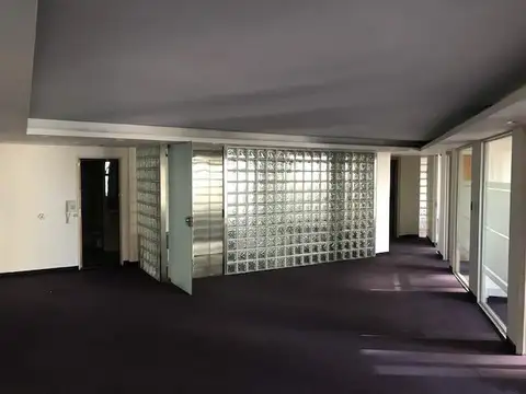ALQUILER – OFICINAS CON BALCÓN PERIMETRAL – PISOS 2°, 5° Y 6° – EXCELENTE ESTADO