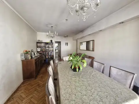 Venta - 4 ambientes al frente con balcón - gran cocina - Once